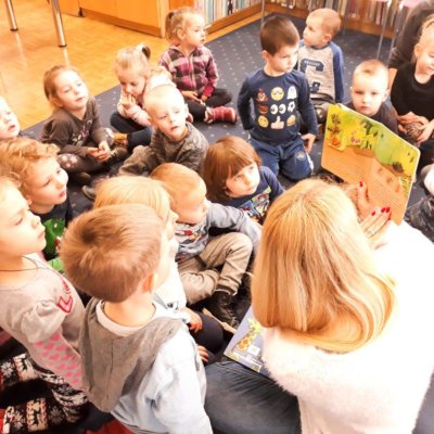 Dnia 1 marca 2019 roku Bibliotekę Koszałka Opałka po raz pierwszy odwiedziła grupa trzylatków z Przedszkola Miejskiego nr 23. Dzieci zapoznały się z rozkładem naszej filii oraz dowiedziały się, na czym polega praca bibliotekarek. Goście mieli także możliwość poznania korzyści płynących z zapisania się do biblioteki.