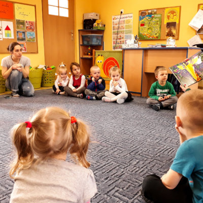 Dnia 1 marca 2019 roku Bibliotekę Koszałka Opałka po raz pierwszy odwiedziła grupa trzylatków z Przedszkola Miejskiego nr 23. Dzieci zapoznały się z rozkładem naszej filii oraz dowiedziały się, na czym polega praca bibliotekarek. Goście mieli także możliwość poznania korzyści płynących z zapisania się do biblioteki.