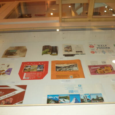 W dniach  od  4 do 30 marca br. , w holu Biblioteki, można oglądać „słodko-gorzką” ekspozycję pt.: Świat czekolady.