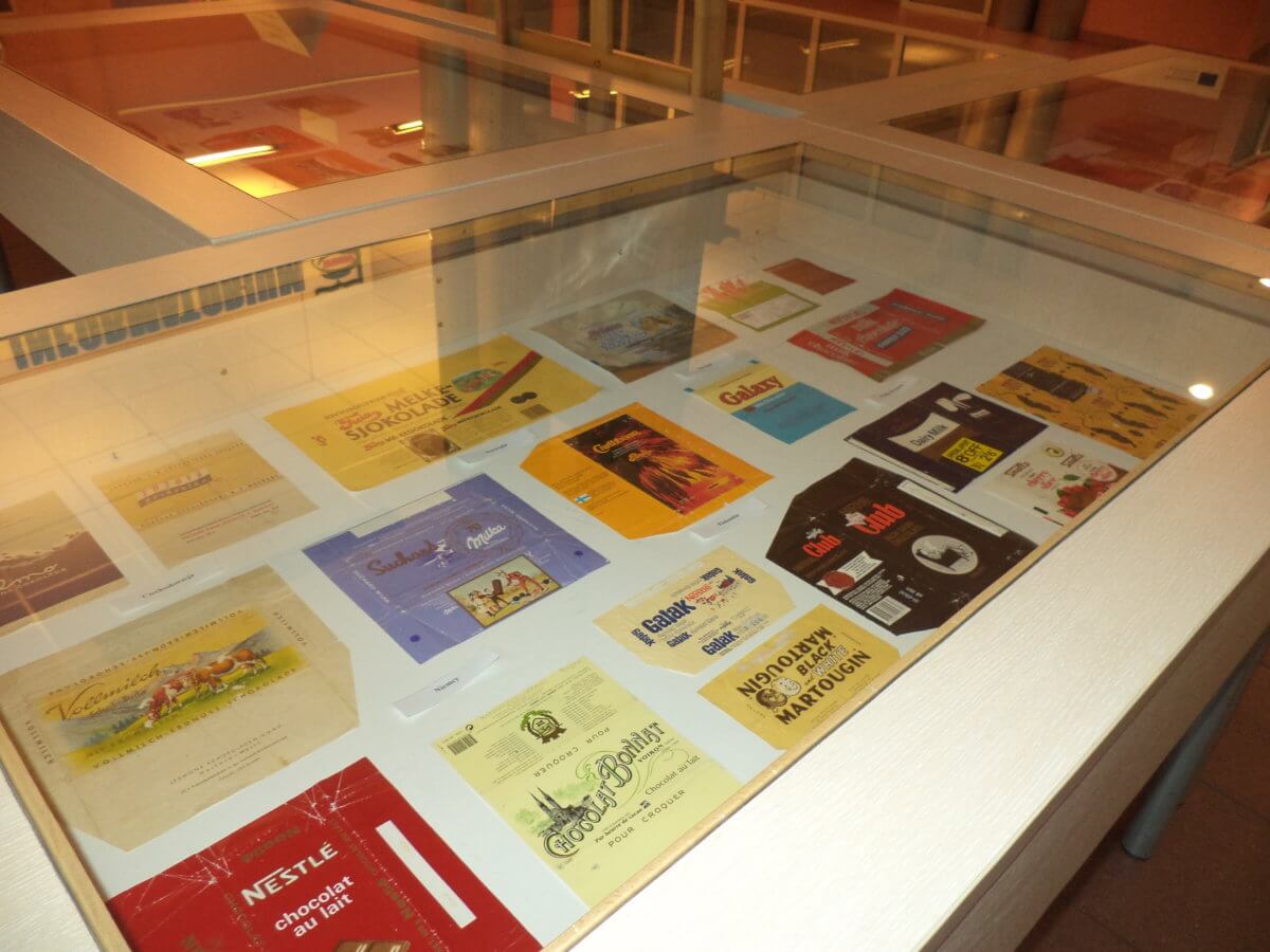 W dniach  od  4 do 30 marca br. , w holu Biblioteki, można oglądać „słodko-gorzką” ekspozycję pt.: Świat czekolady.