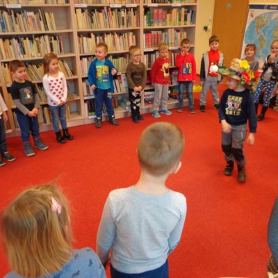 W marcu 2019r. w Oddziale Dziecięcym tematem przewodnim spotkań z przedszkolakami była nadchodząca WIOSNA. Dzieci z gorzowskich przedszkoli nr 29 i 33 uczestniczyły w spotkaniach edukacyjnych podczas których śpiewały, tańczyły i rozwiązywały zagadki związane z przedwiośniem.