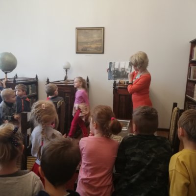 W środę 27 marca dzieci z Przedszkola Miejskiego nr 25 odwiedziły Bibliotekę Herberta. Przedszkolaki zwiedziły wybrane działy i poznały ich funkcje.