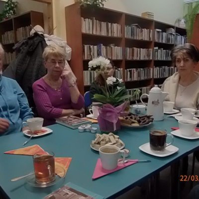 W piątkowe popołudnie 22 marca 2019 roku spotkaliśmy się w gronie członków DKK działającego przy Filii nr 8 Wojewódzkiej i Miejskiej Biblioteki Publicznej im. Zbigniewa Herberta. Dyskusja dotyczyła książki Magdaleny Kicińskiej „Pani Stefa".