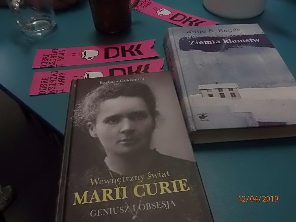 12 kwietnia 2019 roku w ramach DKK działającego w Filii nr 8 Wojewódzkiej i Miejskiej Bibliotece Publicznej im. Zbigniewa Herberta omawialiśmy powieść norweskiej pisarki Anne B. Ragde „Ziemia kłamstw".