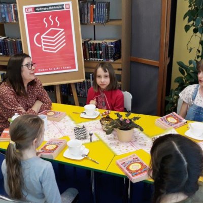 8 kwietnia 2019 r. w Filii nr 1 odbyło się kolejne spotkanie Dyskusyjnego Klubu Książki dla młodzieży. Tym razem czytaliśmy „Watę cukrową” autorstwa Jacqueline Wilson.