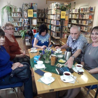 Na kwietniowe spotkanie Dyskusyjnego Klubu Książki , które odbyło się 9 kwietnia 2019r. w Filii nr 6 wybraliśmy powieść Jean R. Pendziwol „Córki latarnika”.