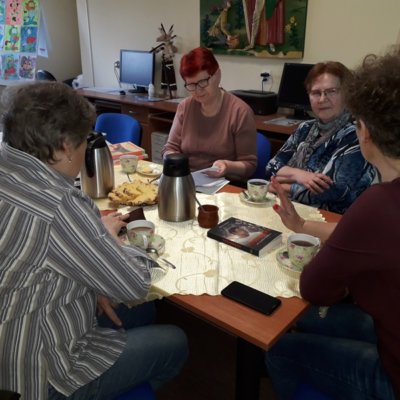W wiosenne popołudnie 4 kwietnia odbyło się kolejne spotkanie Dyskusyjnego Klubu Książki w Trzcielu. Tym razem tematem dyskusji była książka Łukasza Grassa „ Najlepszy”.
