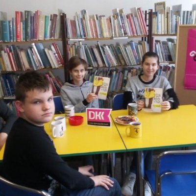 12 kwietnia 2019r. w Filii nr 11 odbyło się kolejne spotkanie Dyskusyjnego Klubu Książki dla młodzieży. Tym razem rozmawiano o „Yellow bahama w prążki” Ewy Nowak- polskiej pisarki, pedagog i terapeutki.