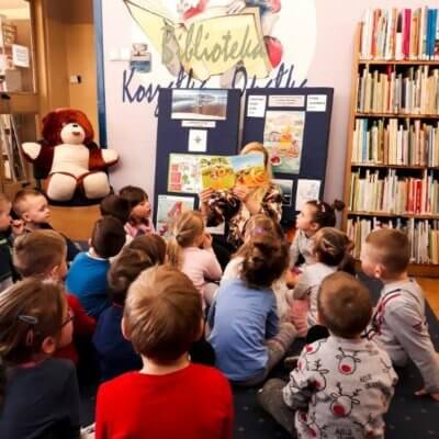 W dniu 5 kwietnia 2019 roku Bibliotekę Koszałka Opałka odwiedziła grupa Krasnoludków z Przedszkola Miejskiego nr 29. Podczas tego spotkania dzieci dowiedziały się, na czym polega praca bibliotekarek oraz jakie książki będą mogły wypożyczać po założeniu konta. Najmłodsi przejrzeli także ciekawe książki z naszego księgozbioru.