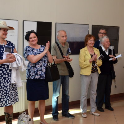 W ostatni czwartek, 25 kwietnia 2019, na II piętrze Galerii „Pod Kopułą” odbył się wernisaż wystawy „Poza Horyzont” kaliskiego artysty-malarza Janusza Kokota.
