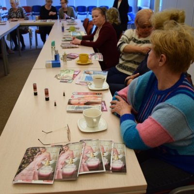 W Bibliotece Aktywnego Seniora spotkaliśmy się tradycyjnie w czwartek - 11.04.19 r. Było to spotkanie z konsultantkami firmy kosmetycznej AVON – Anną Głowaczewską i Joanną Nadolną.