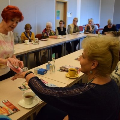 W Bibliotece Aktywnego Seniora spotkaliśmy się tradycyjnie w czwartek - 11.04.19 r. Było to spotkanie z konsultantkami firmy kosmetycznej AVON – Anną Głowaczewską i Joanną Nadolną.