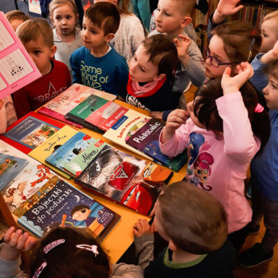 W dniu 5 kwietnia 2019 roku Bibliotekę Koszałka Opałka odwiedziła grupa Krasnoludków z Przedszkola Miejskiego nr 29. Podczas tego spotkania dzieci dowiedziały się, na czym polega praca bibliotekarek oraz jakie książki będą mogły wypożyczać po założeniu konta. Najmłodsi przejrzeli także ciekawe książki z naszego księgozbioru.