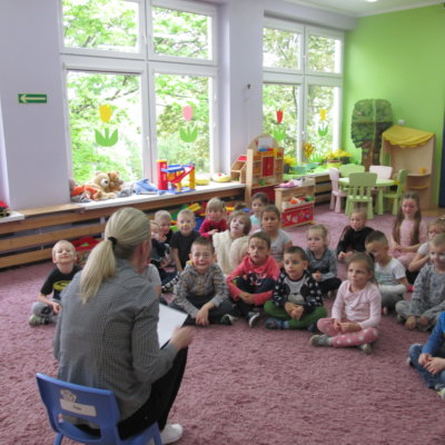 W dniu 9 maja 2019 r. na spotkanie pt.” W 80 pomysłów dookoła biblioteki” z przedszkolakami z PM Nr 30 zaprosiliśmy panią Justynę Krawiec –doradcę zawodowego z centrum Edukacji i Pracy Młodzieży w Gorzowie Wlkp.