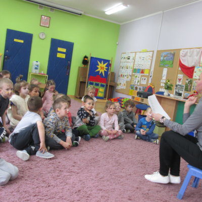 W dniu 9 maja 2019 r. na spotkanie pt.” W 80 pomysłów dookoła biblioteki” z przedszkolakami z PM Nr 30 zaprosiliśmy panią Justynę Krawiec –doradcę zawodowego z centrum Edukacji i Pracy Młodzieży w Gorzowie Wlkp.