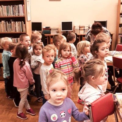 Dnia 15 maja 2019 roku Bibliotekę Koszałka Opałka po raz pierwszy odwiedziła grupa Tygrysków Małych z Przedszkola Miejskiego nr 23. To krótkie spotkanie miało na celu zapoznanie dzieci z naszą placówką.