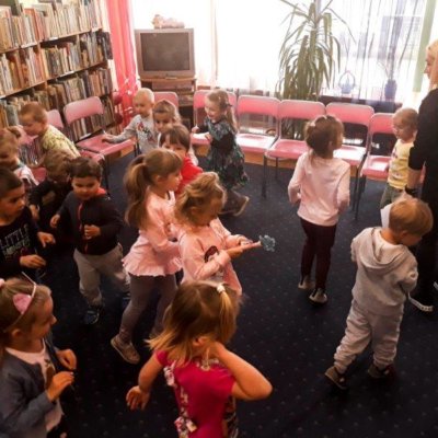 W ramach obchodów Tygodnia Bibliotek w Bibliotece Koszałka Opałka zorganizowano zajęcia dla najmłodszych czytelników. W dniach 13 i 14 maja odwiedziły nas grupy z Przedszkola Miejskiego nr 29 (Skrzaty i Stokrotki). Tematem przewodnim obu spotkań były baśnie.