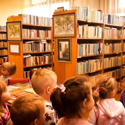 Dnia 15 maja 2019 roku Bibliotekę Koszałka Opałka po raz pierwszy odwiedziła grupa Tygrysków Małych z Przedszkola Miejskiego nr 23. To krótkie spotkanie miało na celu zapoznanie dzieci z naszą placówką.
