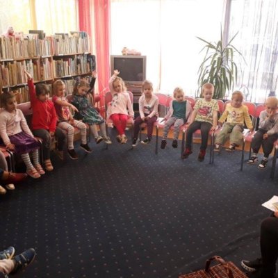 W ramach obchodów Tygodnia Bibliotek w Bibliotece Koszałka Opałka zorganizowano zajęcia dla najmłodszych czytelników. W dniach 13 i 14 maja odwiedziły nas grupy z Przedszkola Miejskiego nr 29 (Skrzaty i Stokrotki). Tematem przewodnim obu spotkań były baśnie.