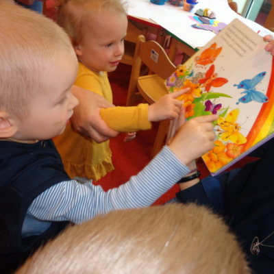 W miesiącu maju mieliśmy w Oddziale Dziecięcym kilka ciekawych spotkań z cyklu „Od zabawy i słuchania – do czytania”.