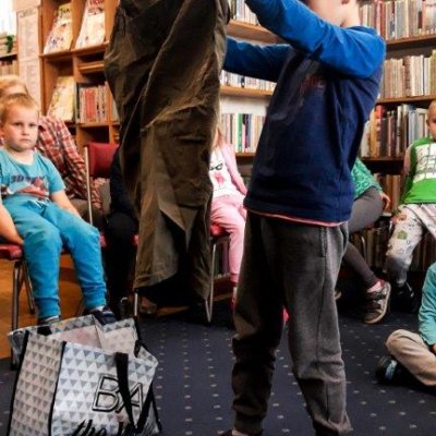 Dnia 23 maja 2019 roku Bibliotekę Koszałka Opałka odwiedziła grupa Tygrysków Odważnych z Przedszkola Miejskiego nr 23. Tym razem dzieci wzięły udział w zajęciach, które pozwoliły im lepiej zrozumieć otaczający świat.