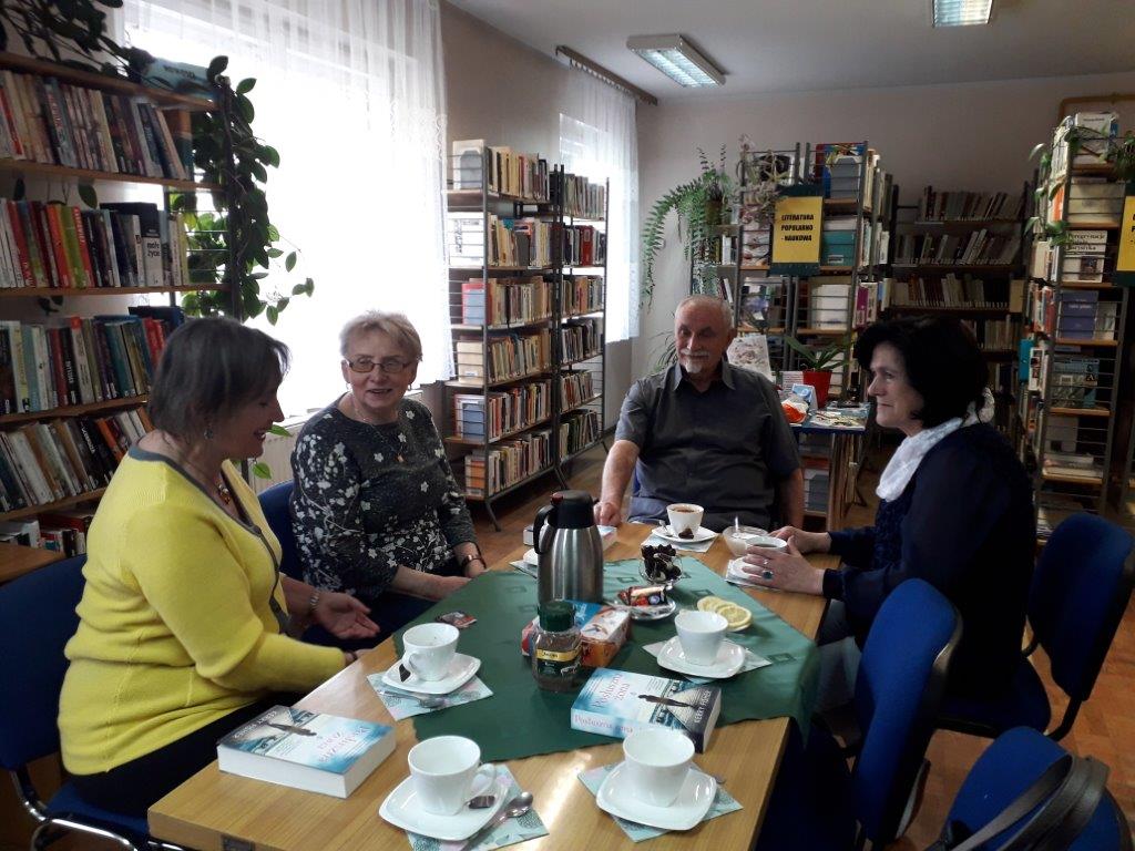 Majowe spotkanie klubu dyskusyjnego w Filii nr 6 upłynęło na rozmowach o książce Kerry Fisher „Posłuszna żona”.