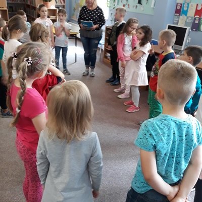 29 maja Bibliotekę Ducha Bajducha (Filia nr 4) odwiedziły dzieci z Przedszkola Miejskiego nr 12, grupa Motylki. Było to ostatnie nasze spotkanie przed wakacjami. Dzieci dostąpiły zaszczytu pasowania na czytelnika.