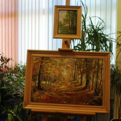 We wtorkowe popołudnie, 14 maja 2019 r. w Filii nr 1, przy ul.  Kombatantów 2 otwarto pierwszą indywidualną wystawę obrazów Teresy Trzmielewskiej zatytułowaną „Pejzaże”.