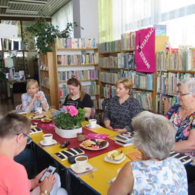 W dniu 26 kwietnia 2019 roku w Filii nr 14 miało miejsce spotkanie Dyskusyjnego Klubu Książki dla dorosłych. Tym razem omawiałyśmy Czarną Wojciecha Kuczoka, wydaną przez wydawnictwo Od deski do deski.