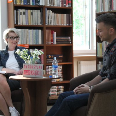 24 maja w ramach Dyskusyjnego Klubu Książki w Bibliotece Publicznej w Sulęcinie odbyło się spotkanie z Jakubem Małeckim – autorem dziesięciu książek – historii obyczajowych.