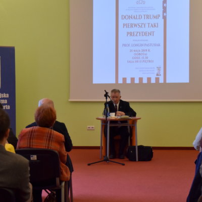 W sobotę, 25 maja 2019 r. Biblioteka Herberta gościła prof. Longina Pastusiaka, który  zaprezentował wykład pt. "Donald Trump - pierwszy taki prezydent". 