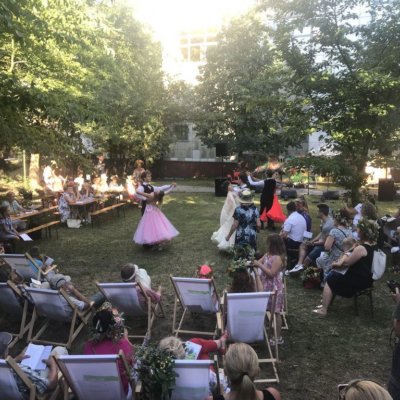 W klimatycznym ogrodzie przy Bibliotece Publicznej Miasta i Gminy w Słubicach, 23 czerwca 2019 roku, mieszkańcy Słubic i Frankfurtu nad Odrą wzięli udział w transgranicznej Nocy Świętojańskiej.
