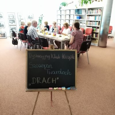 27 czerwca 2019 r., odbyło się ostatnie, przedwakacyjne spotkanie członków Dyskusyjnego Klubu Książki dla dorosłych, seniorów, słabowidzących i niewidomych, podczas którego dyskutowano o audiobooku Szczepana Twardocha, Drach.