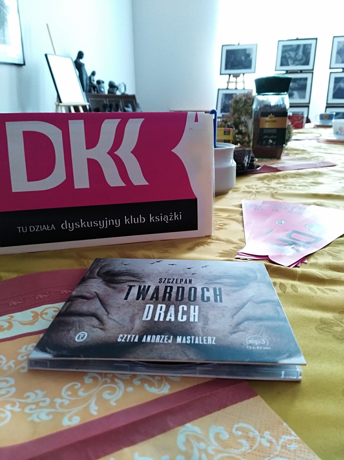27 czerwca 2019 r., odbyło się ostatnie, przedwakacyjne spotkanie członków Dyskusyjnego Klubu Książki dla dorosłych, seniorów, słabowidzących i niewidomych, podczas którego dyskutowano o audiobooku Szczepana Twardocha, Drach.