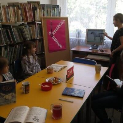 31 maja 2019r. w Filii nr 11 odbyło się niezwykłe spotkanie Dyskusyjnego Klubu Książki dla dzieci. Tym razem omawiana była książka pt. „Czwartki z Sigge” Lin Hallberg i Margarety Nordqvist.