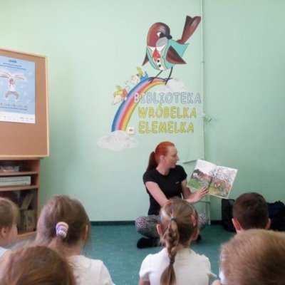 Sportowcy czytają dzieciom w Filii nr 11