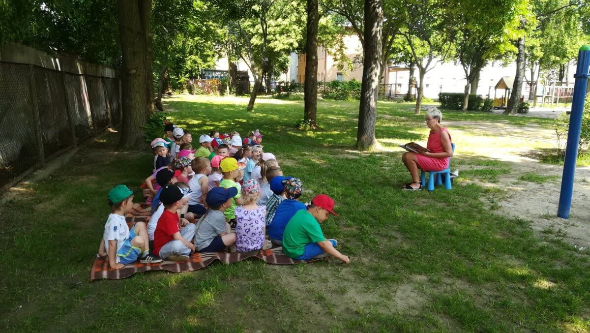 W ramach XVIII Ogólnopolskiego Tygodnia Czytania Dzieciom w dniu 04.06.2019 odbyło się spotkanie w Przedszkolu nr 32. Bajkę czytała p. Wiola, którą dzieci dobrze znają, gdyż często odwiedzają naszą bibliotekę. W miłej atmosferze, na łonie natury wysłuchały przygód o słynnym słoniu w kratkę – Elmerze.