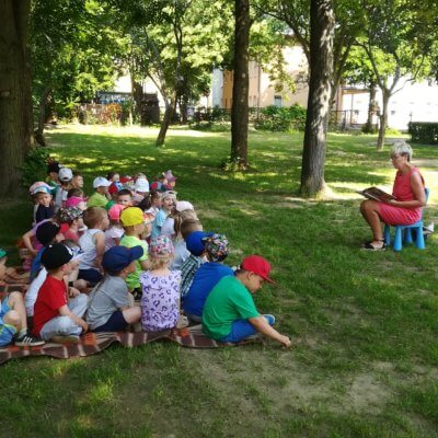 W ramach XVIII Ogólnopolskiego Tygodnia Czytania Dzieciom w dniu 04.06.2019 odbyło się spotkanie w Przedszkolu nr 32. Bajkę czytała p. Wiola, którą dzieci dobrze znają, gdyż często odwiedzają naszą bibliotekę. W miłej atmosferze, na łonie natury wysłuchały przygód o słynnym słoniu w kratkę – Elmerze.