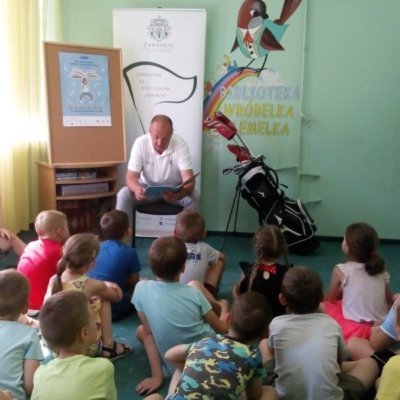 Sportowcy czytają dzieciom w Filii nr 11