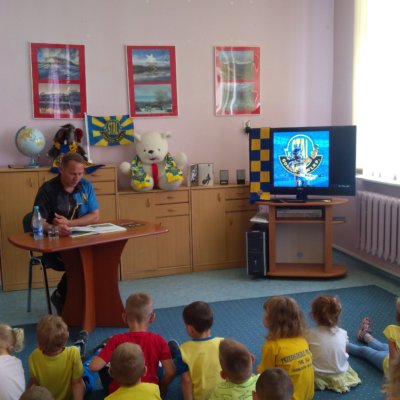 Sportowcy czytają dzieciom w Filii nr 3