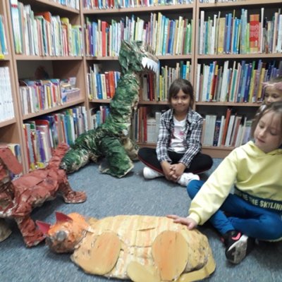 „Letnia Fabryka Pasji” to temat tegorocznego wakacyjnego cyklu zajęć dla dzieci w filiach bibliotecznych.