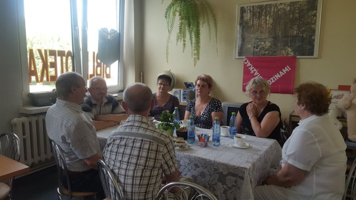 Dnia 28.06 w Filii nr 10 kolejny raz spotkali się członkowie Dyskusyjnego Klubu Książki. Tym razem dyskutowaliśmy o książce Sławomira Kopra Stracone pokolenie PRL.