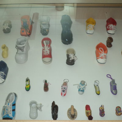 W dniach od 1 do 31 lipca br. w holu Biblioteki można oglądać wakacyjną ekspozycję pt.: Buciki nie do chodzenia z kolekcji miniaturowych butów Władysława Pachowicza