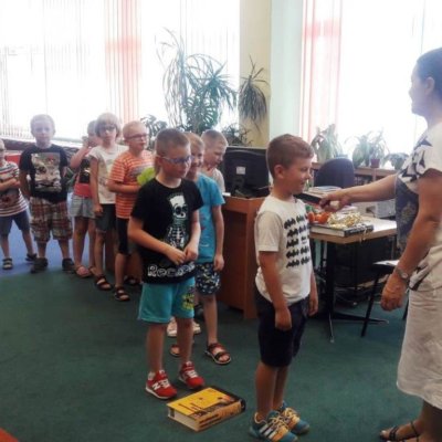 Na zakończenie edukacji w „zerówce”, 17 czerwca 2019r. uczniowie z klasy 061 ze Szkoły Podstawowej nr 20 z wychowawczynią Justyna Gil odwiedzili Bibliotekę Plastusia.
