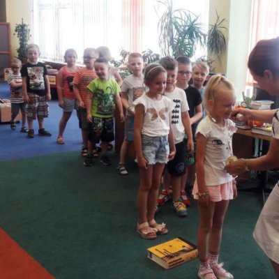 Na zakończenie edukacji w „zerówce”, 17 czerwca 2019r. uczniowie z klasy 061 ze Szkoły Podstawowej nr 20 z wychowawczynią Justyna Gil odwiedzili Bibliotekę Plastusia.
