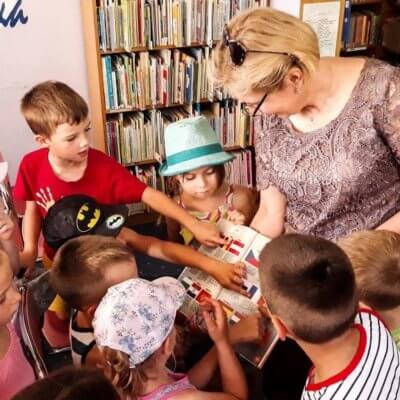 Podczas spotkania w Bibliotece Koszałka Opałka, w dniu 26 czerwca 2019 r. prof. Beata Orłowska - koordynator Regionalnego Ośrodka Debaty Międzynarodowej w Gorzowie Wielkopolskim – przybliżyła przedszkolakom temat Unii Europejskiej.