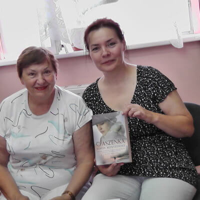 Ostatnie przed wakacjami spotkanie Dyskusyjnego Klubu Książki w Ośnie Lubuskim odbyło się 28 czerwca 2019 roku. Dyskutowałyśmy o książce Simona Montefiore "Saszeńka".