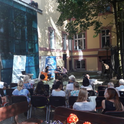 9 sierpnia 2019 zaproponowaliśmy naszym gościom, aby posłuchali fragmentów twórczości Johanna Wolfganga Goethego w interpretacji aktorów ze Stowarzyszenia Art-Drama w piknikowym klimacie. Patio biblioteki stało się doskonałym tłem dla lektury „Cierpień Młodego Wertera”.