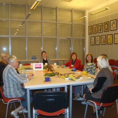 20 września 2019 r. odbyło się spotkanie z uczestniczkami Dyskusyjnego Klubu Książki przy Wypożyczalni Głównej.Dyskusja toczyła się wokół książki Loretty Chase „Książęta wolą blondynki”.