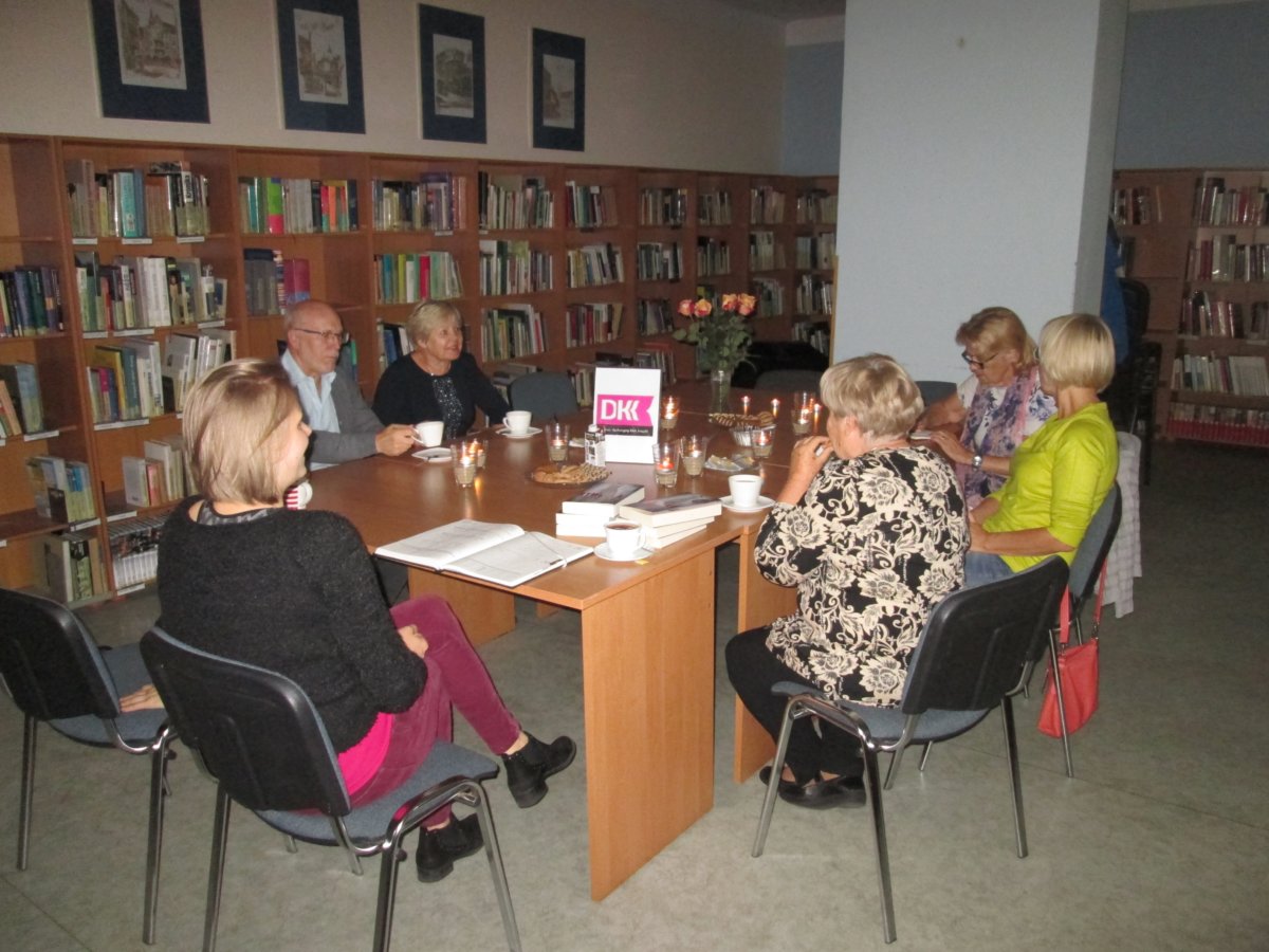 Pierwsze po wakacyjnej przerwie spotkanie Dyskusyjnego Klubu Książki w bibliotece na Piaskach 27.09.2019 r. związane było z „Rywalką” Sandie Jones.